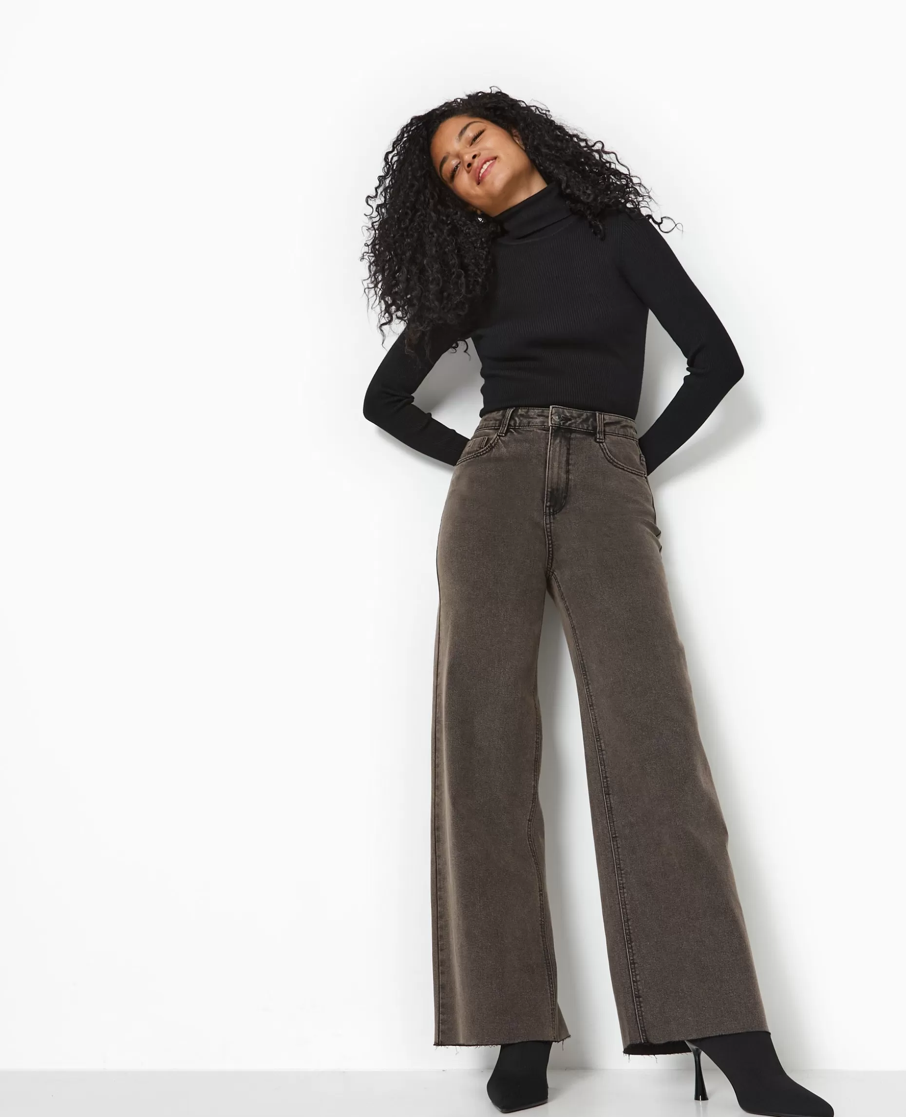 Fashion Pimkie Jean Wide Taille Haute Avec Bas Coupés - marron