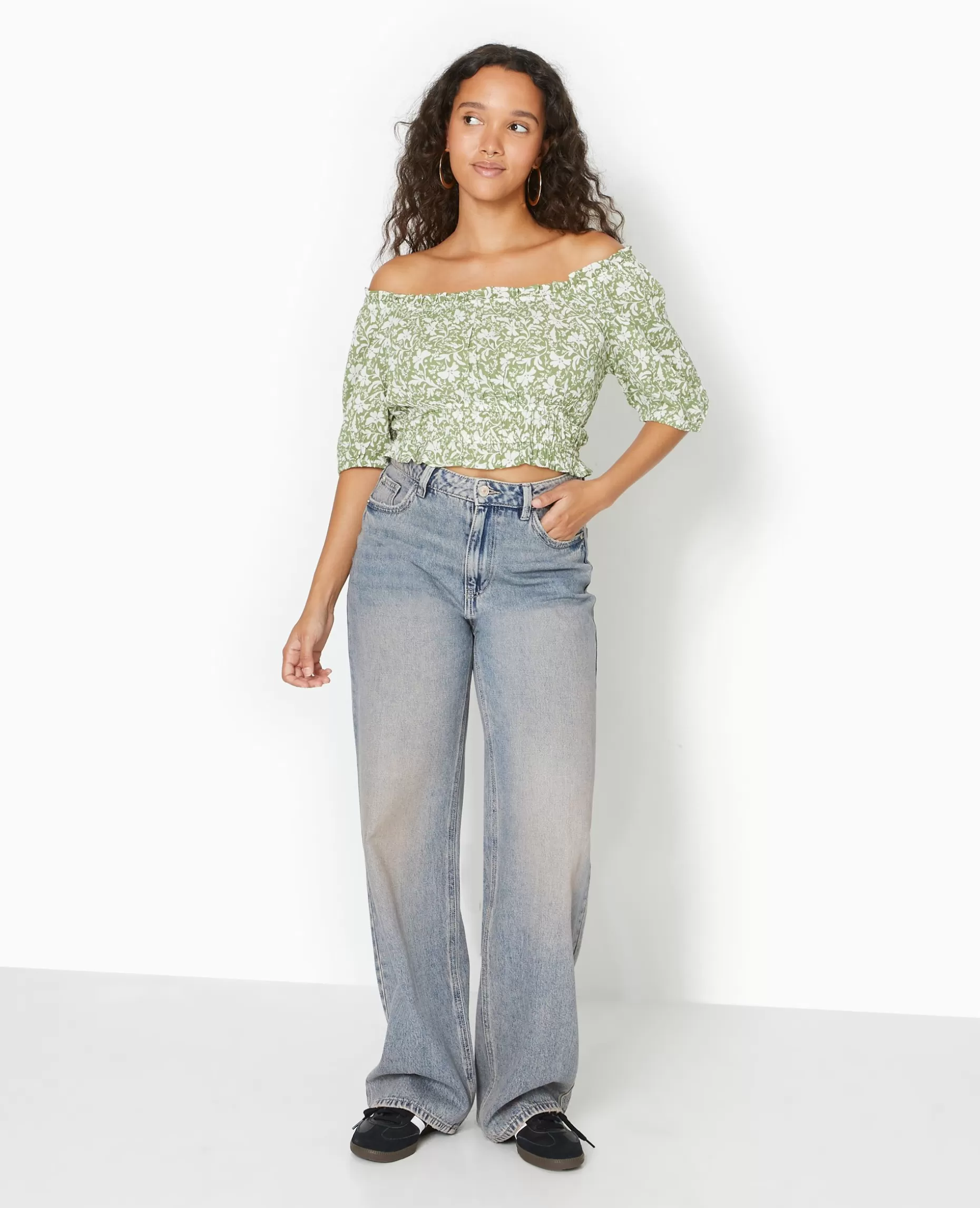 Shop Pimkie Top Court Encolure Bardot Motif Fleurs - vert